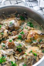 Delicious keto chicken skillet recipe that you can make in one pan and in under 30 minutes. An easy keto dinner recipe that the whole family will love. #keto #ketorecipe #chickenrecipe #chickendinner #ketodinner