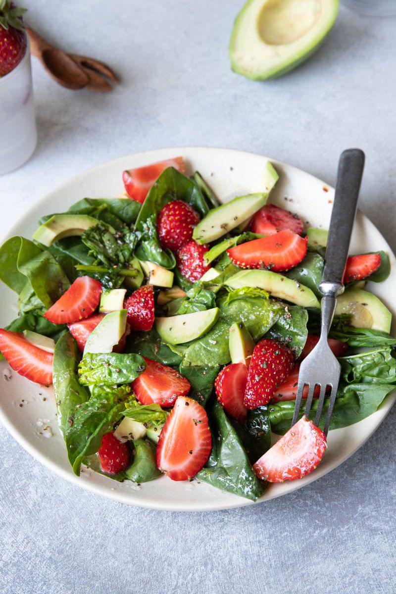 Recipe for Spinach Salad with Avocado and Strawberries
